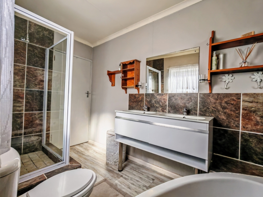 3 Bedroom Property for Sale in De Kelders Western Cape